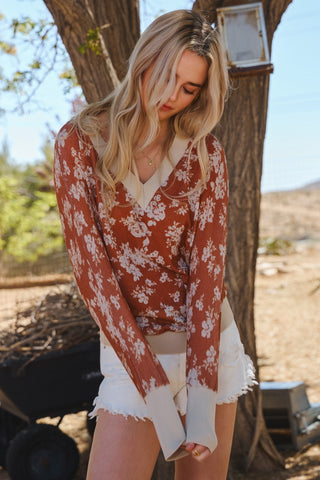 RELAXED FLORAL V-NECK KNIT TOP